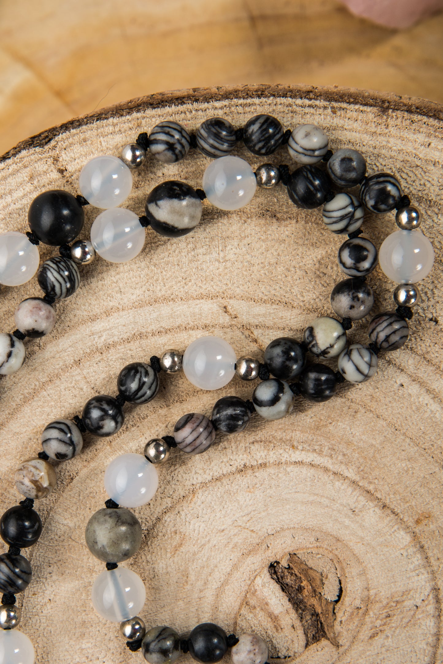 Mala da meditazione in Pietra Lavica, Diaspro zebrato, Agata bianca, e Argento 925