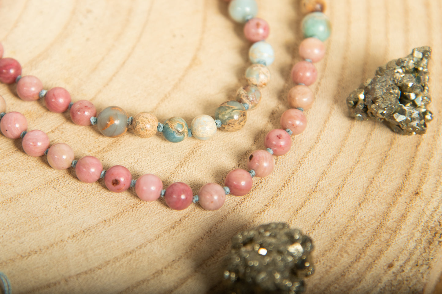 Mala da meditazione in Diaspro imperiale, Rodonite, Pietra Guru Quarzo rosa e Rame