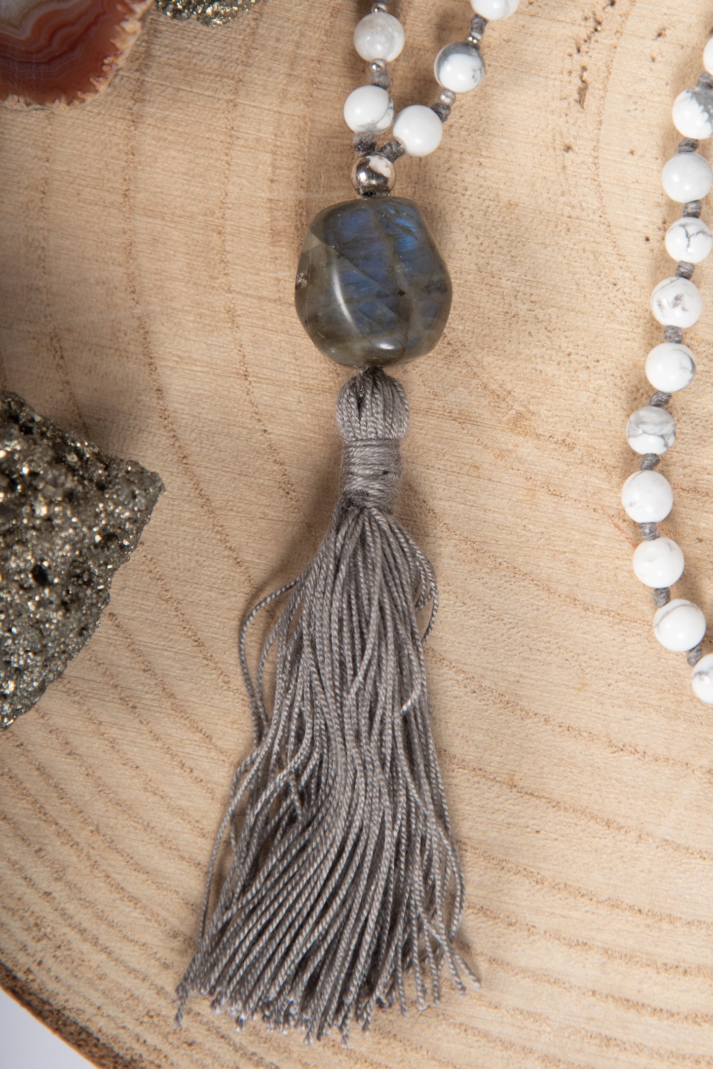 Mala collana con pietre dure di Howlite, Pietra Guru Labradorite, Argento 925