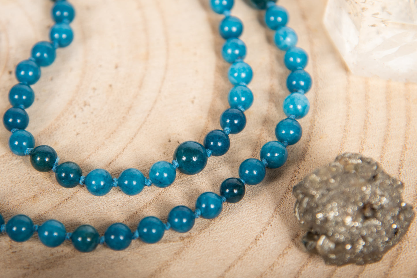 Mala fatta a mano con pietre dure naturali in Apatite, Pietra Guru in Acquamarina, Rame
