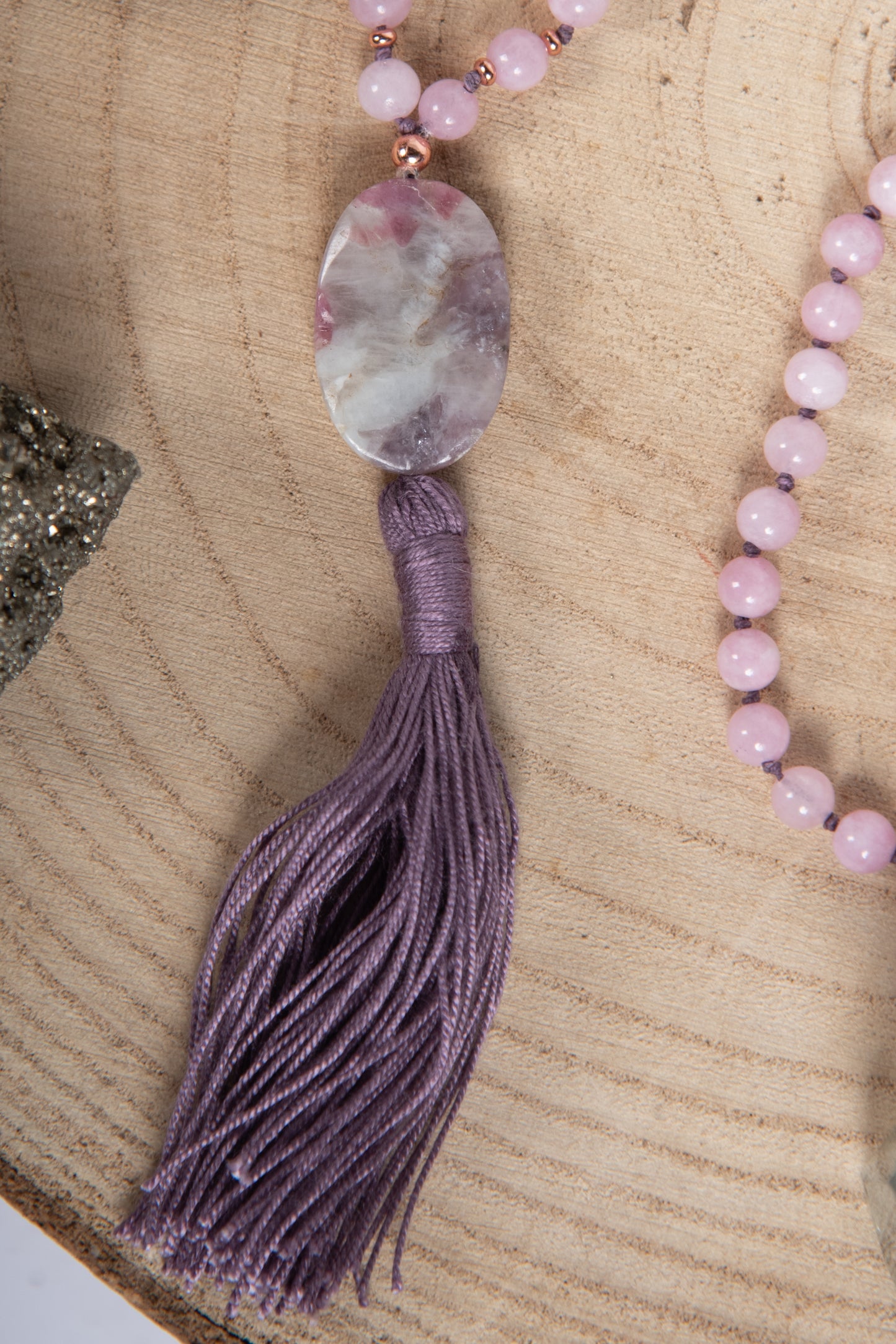 Mala fatta a mano con pietre dure naturali di Kunzite, Pietra Guru Elbaite, Rame