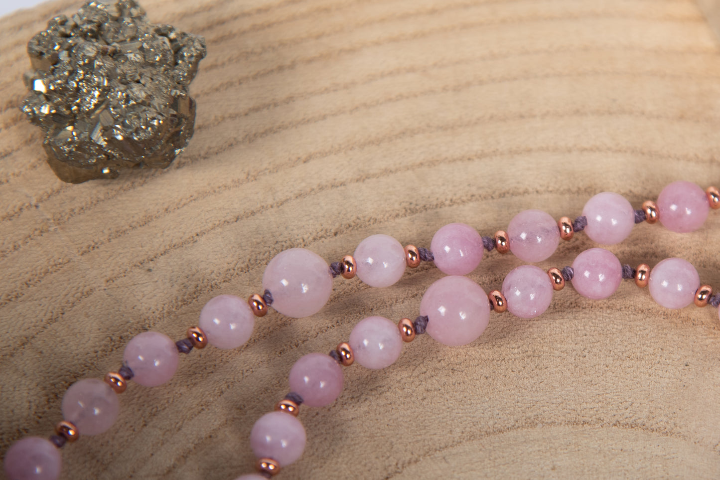 Mala fatta a mano con pietre dure naturali di Kunzite, Pietra Guru Elbaite, Rame