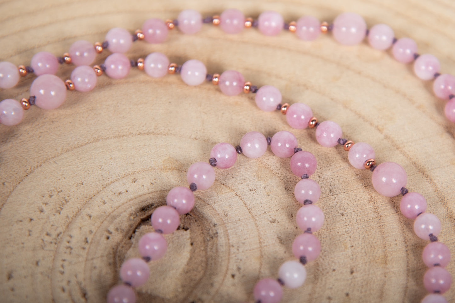 Mala fatta a mano con pietre dure naturali di Kunzite, Pietra Guru Elbaite, Rame