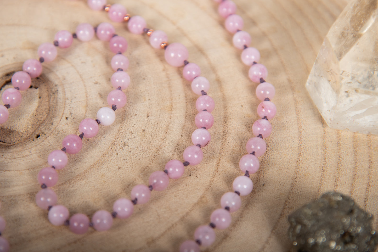 Mala fatta a mano con pietre dure naturali di Kunzite, Pietra Guru Elbaite, Rame