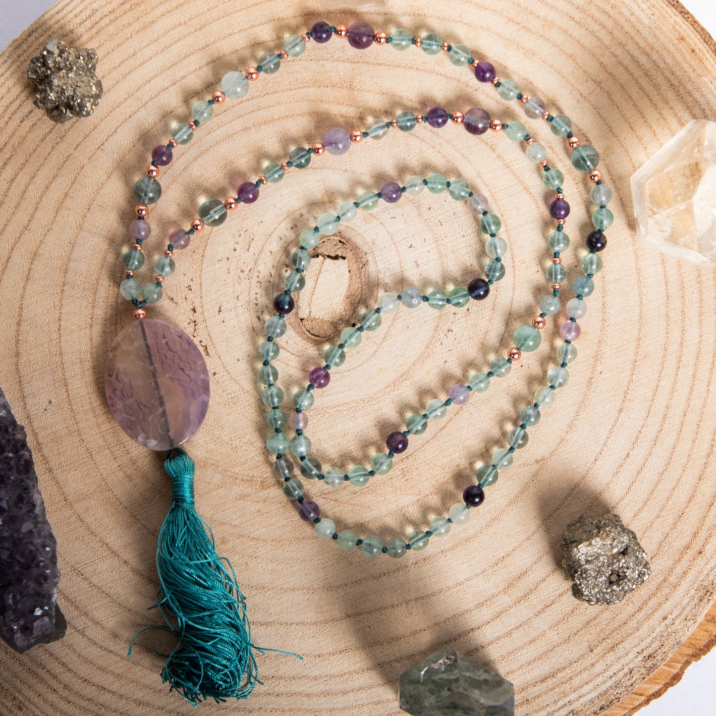 Mala con cristalli naturali di Fluorite, Pietra Guru in Ametista lavanda, Rame