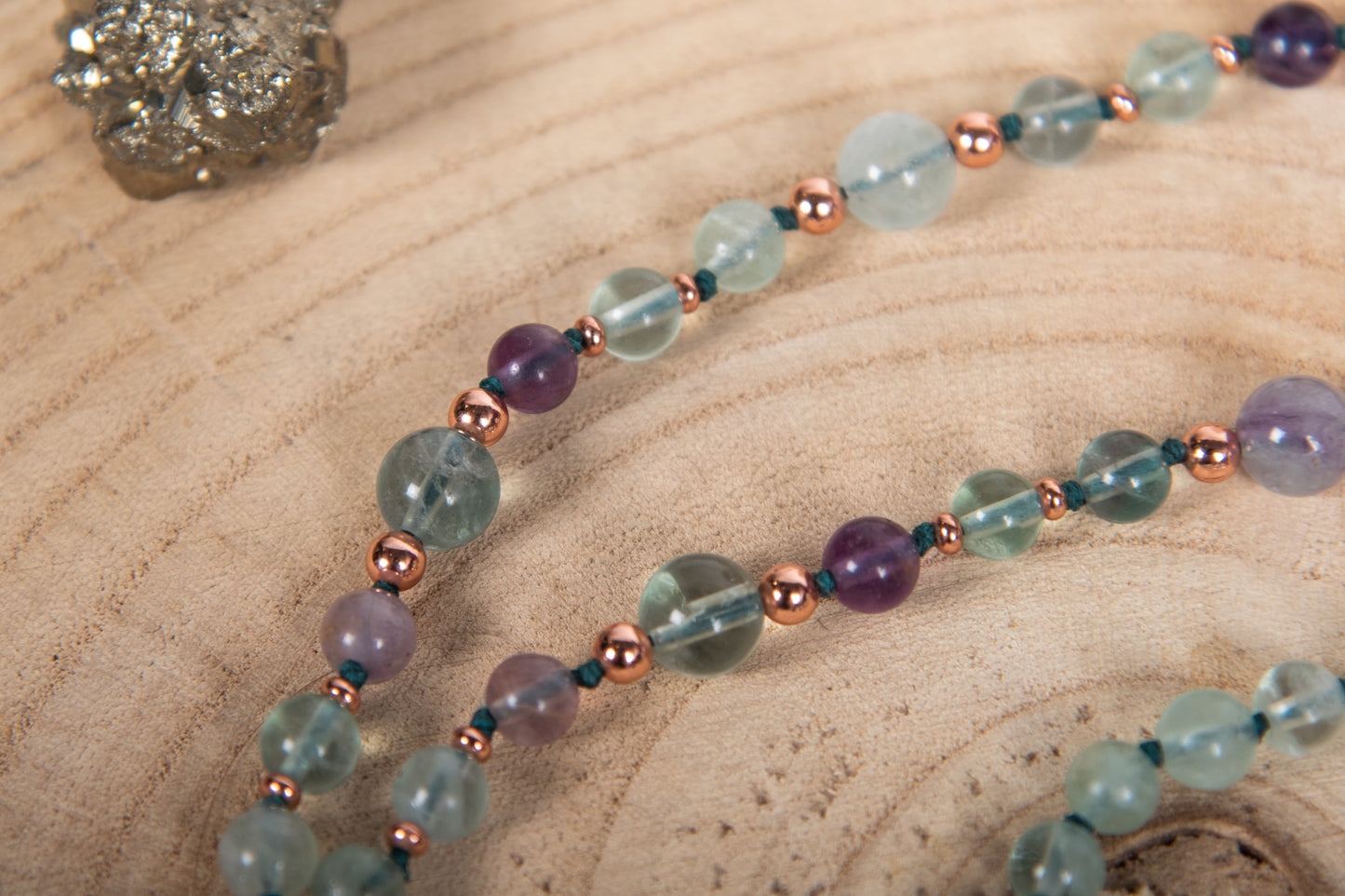 Mala con cristalli naturali di Fluorite, Pietra Guru in Ametista lavanda, Rame