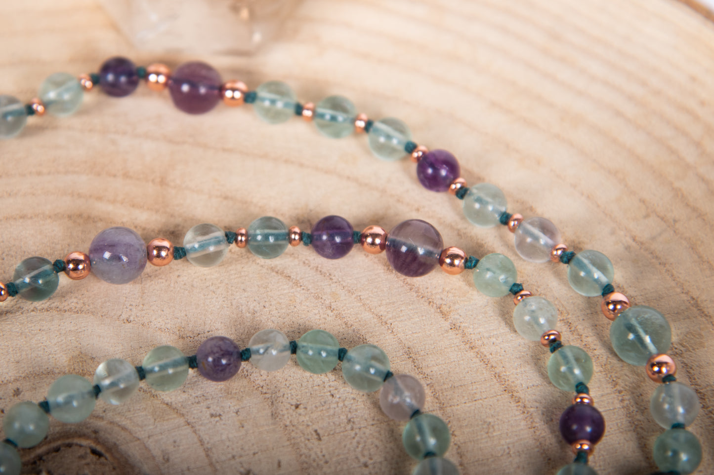 Mala con cristalli naturali di Fluorite, Pietra Guru in Ametista lavanda, Rame