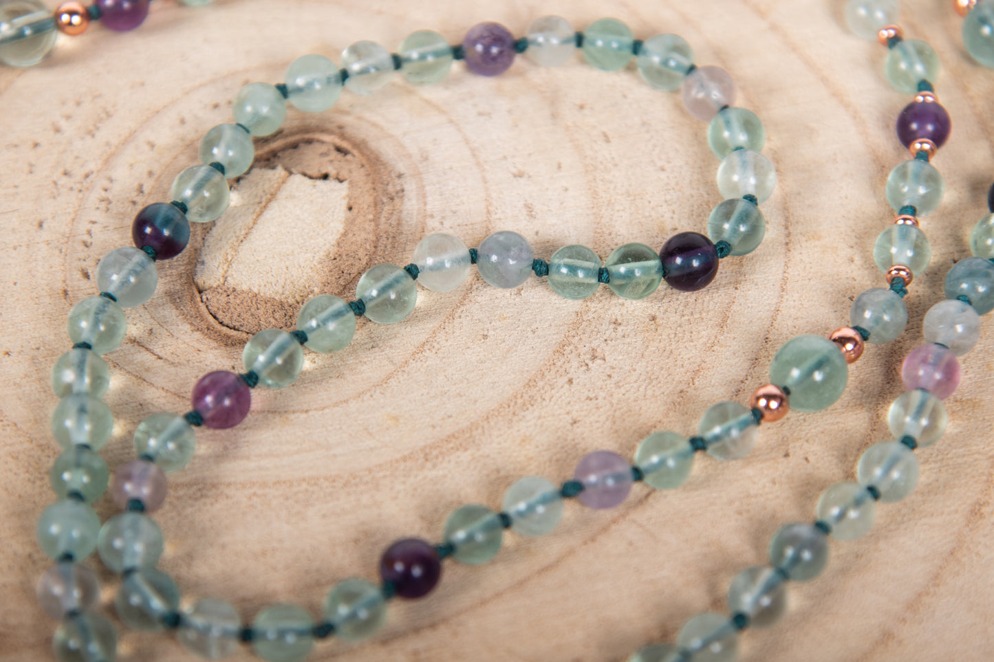 Mala con cristalli naturali di Fluorite, Pietra Guru in Ametista lavanda, Rame