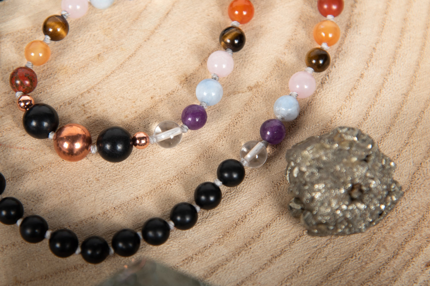 Mala con pietre dure di Shungite e Pietre 7 Chakra, Pietra Guru Agata Muschiata bianca del Montana, Rame