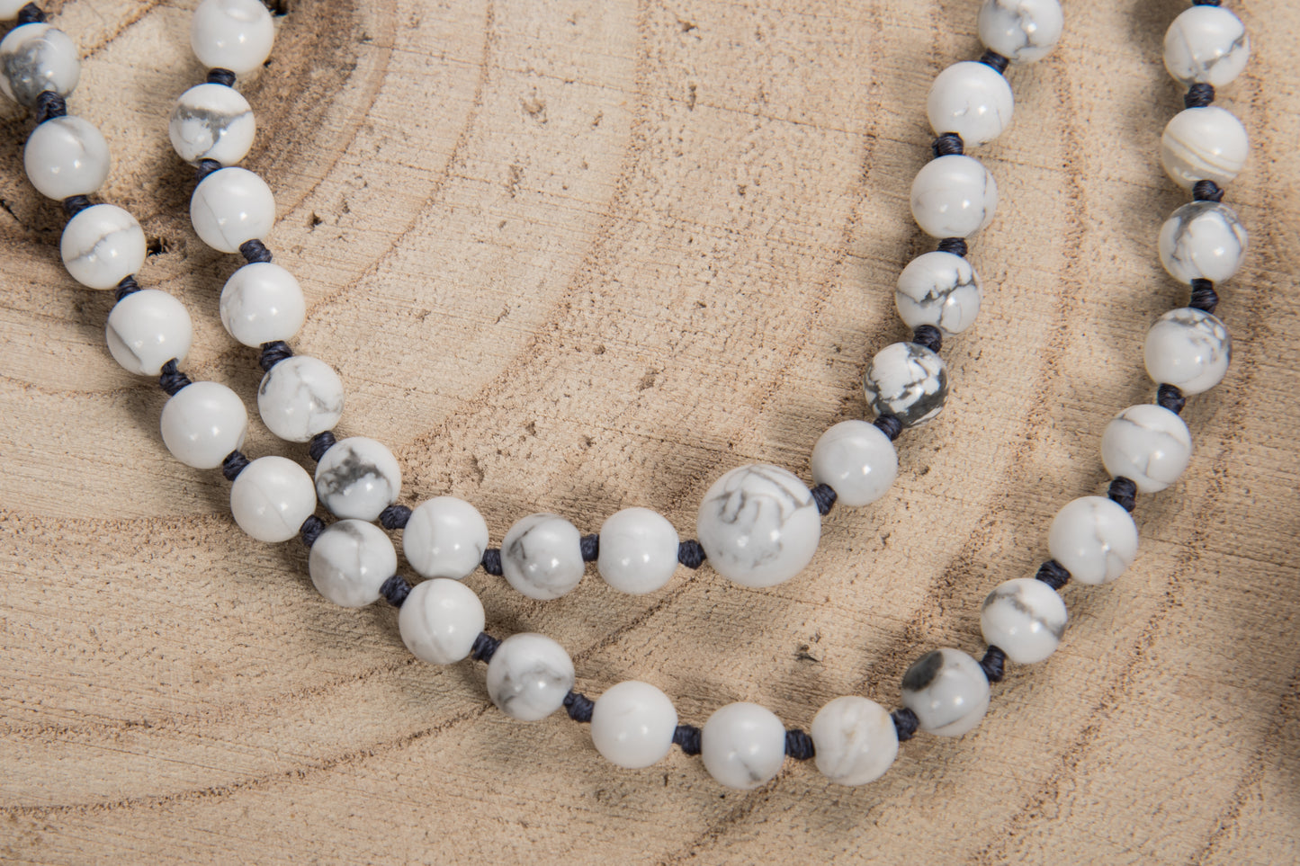 Mala in Agata rossa, Howlite, Perla Tibetana, Argento dorato 925