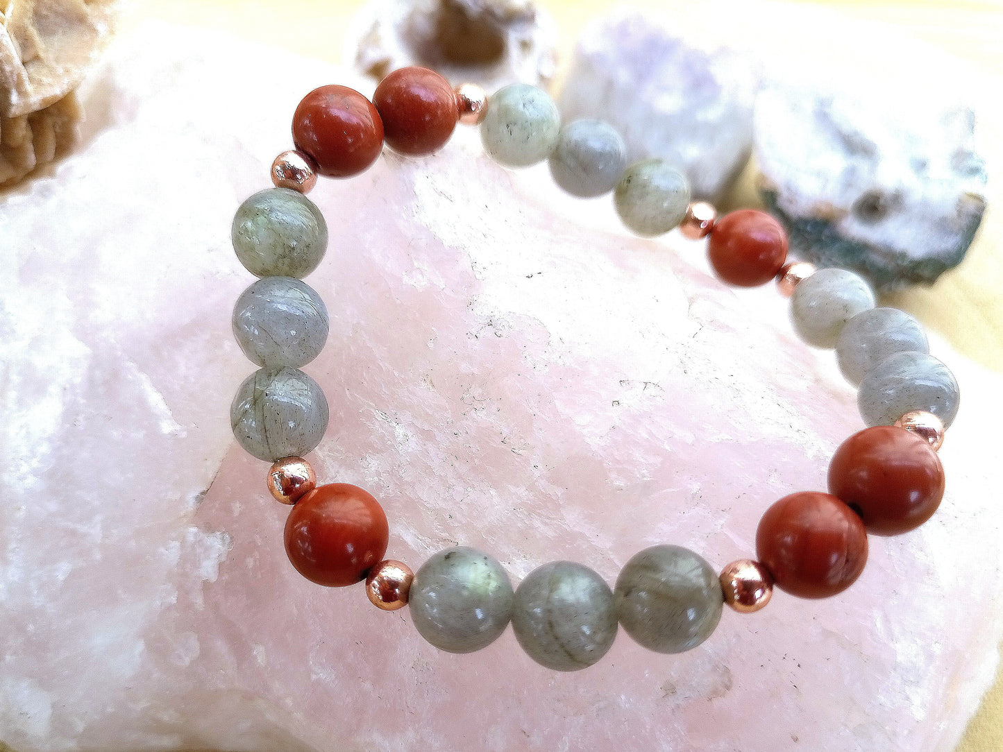 Bracciale perle 8mm diaspro rosso, labradorite, rame