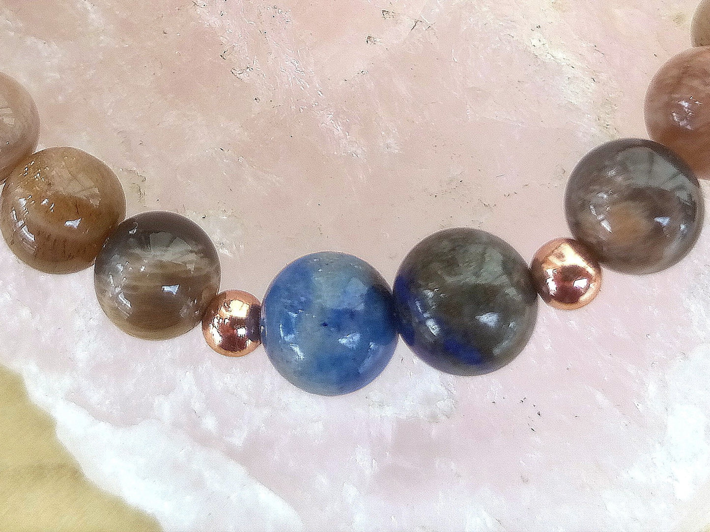 Bracciale perle 8mm lapislazzuli, pietra di luna nera, rame