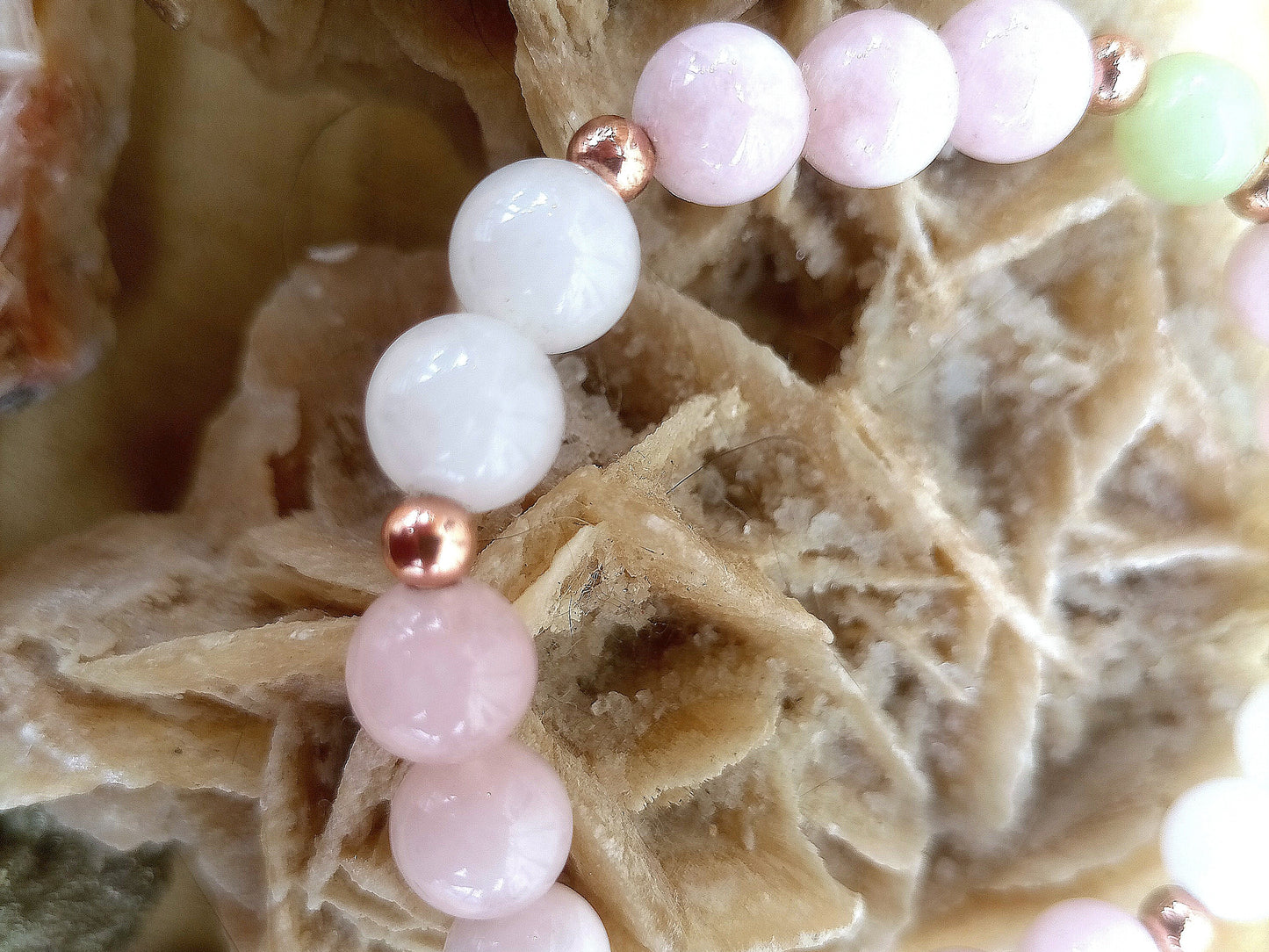 Bracciale perle 8mm kunzite, agata bianca, giada, rame