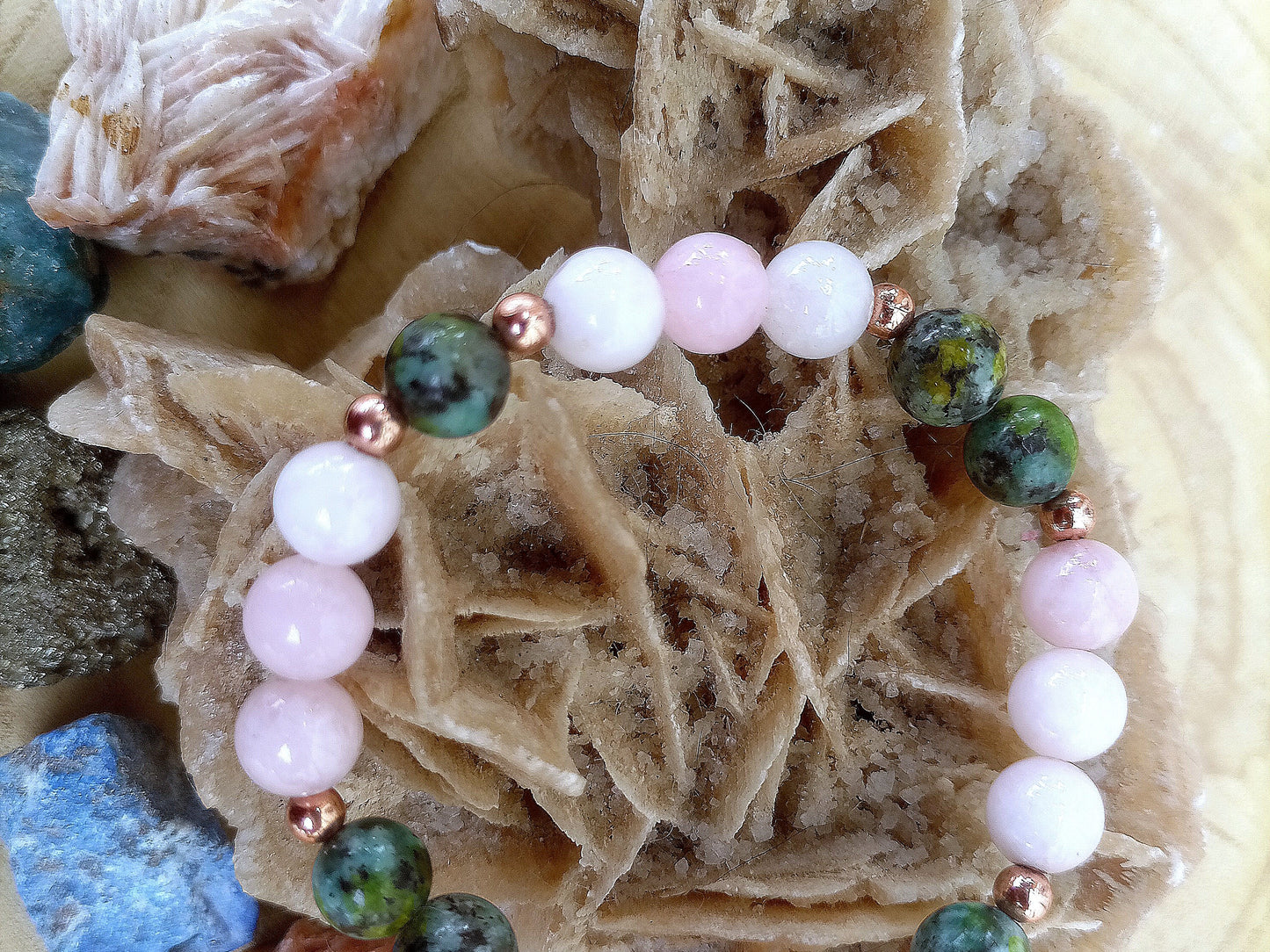 Bracciale perle 8mm kunzite, turchese africano, rame