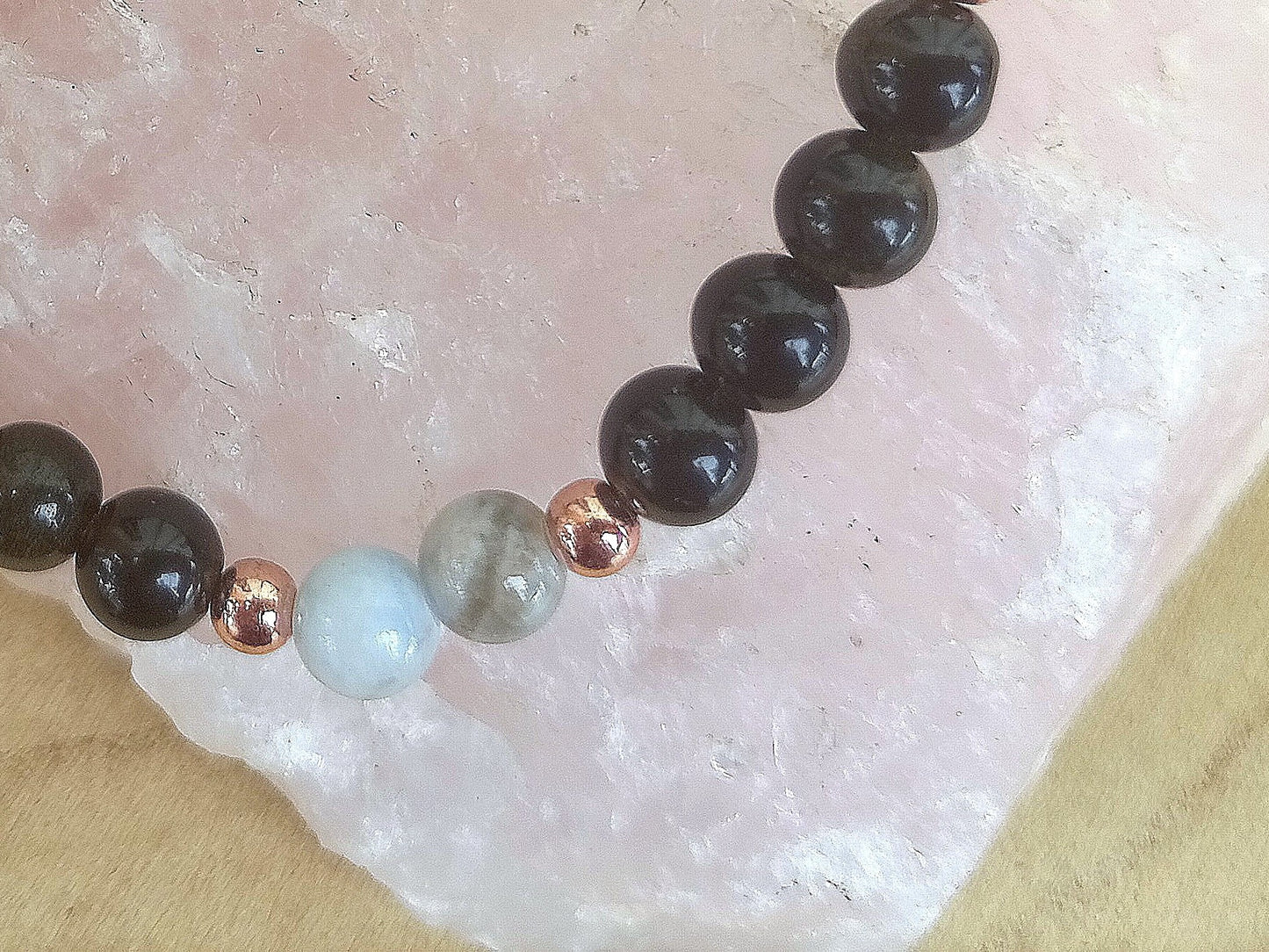 Bracciale perle 6mm ossidiana dorata, calcedonio, rame
