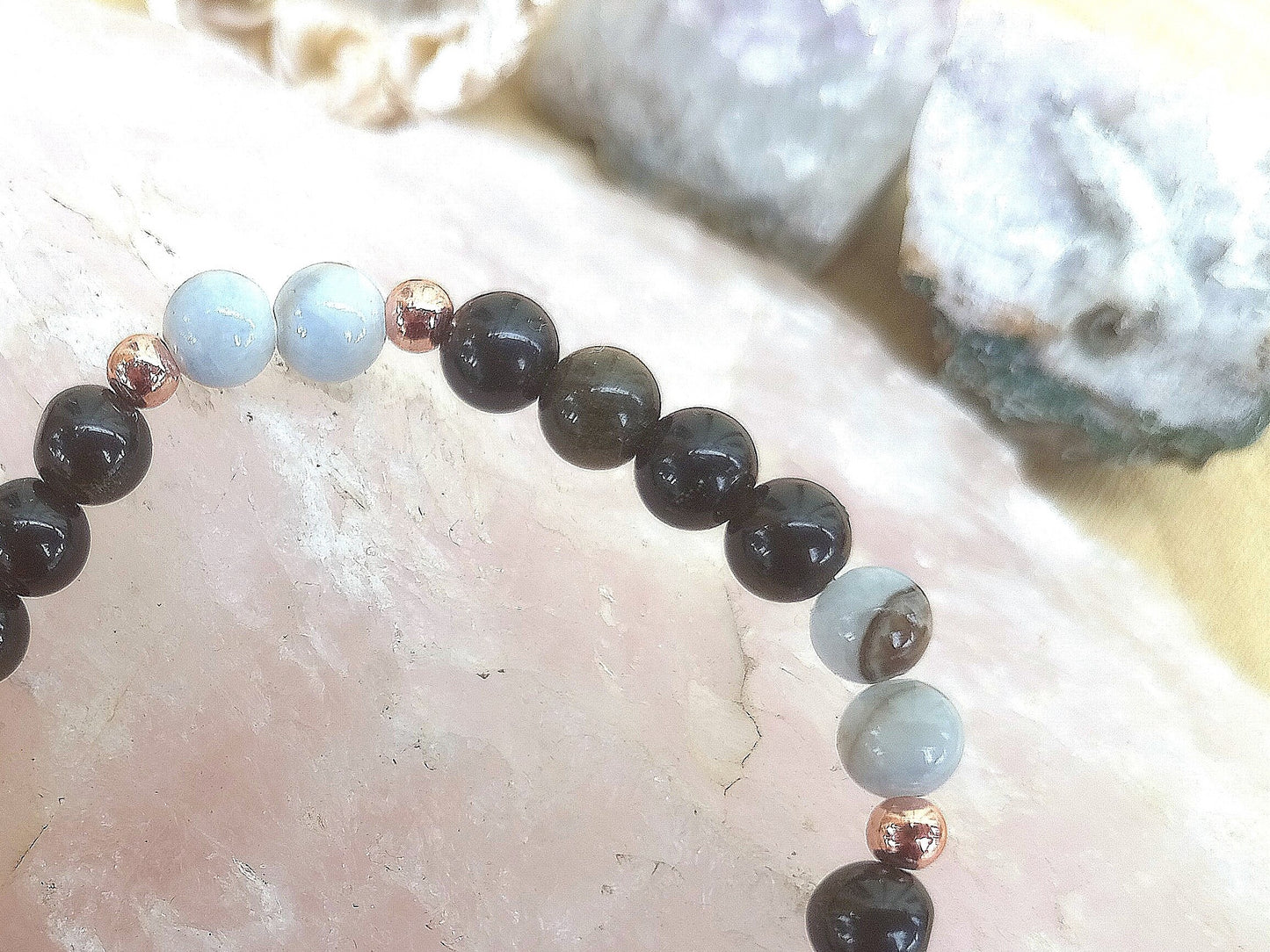 Bracciale perle 6mm ossidiana dorata, calcedonio, rame