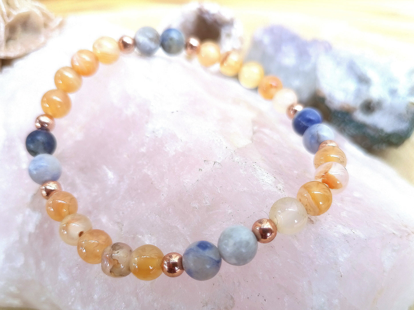 Bracciale perle 6mm corniola, sodalite, rame