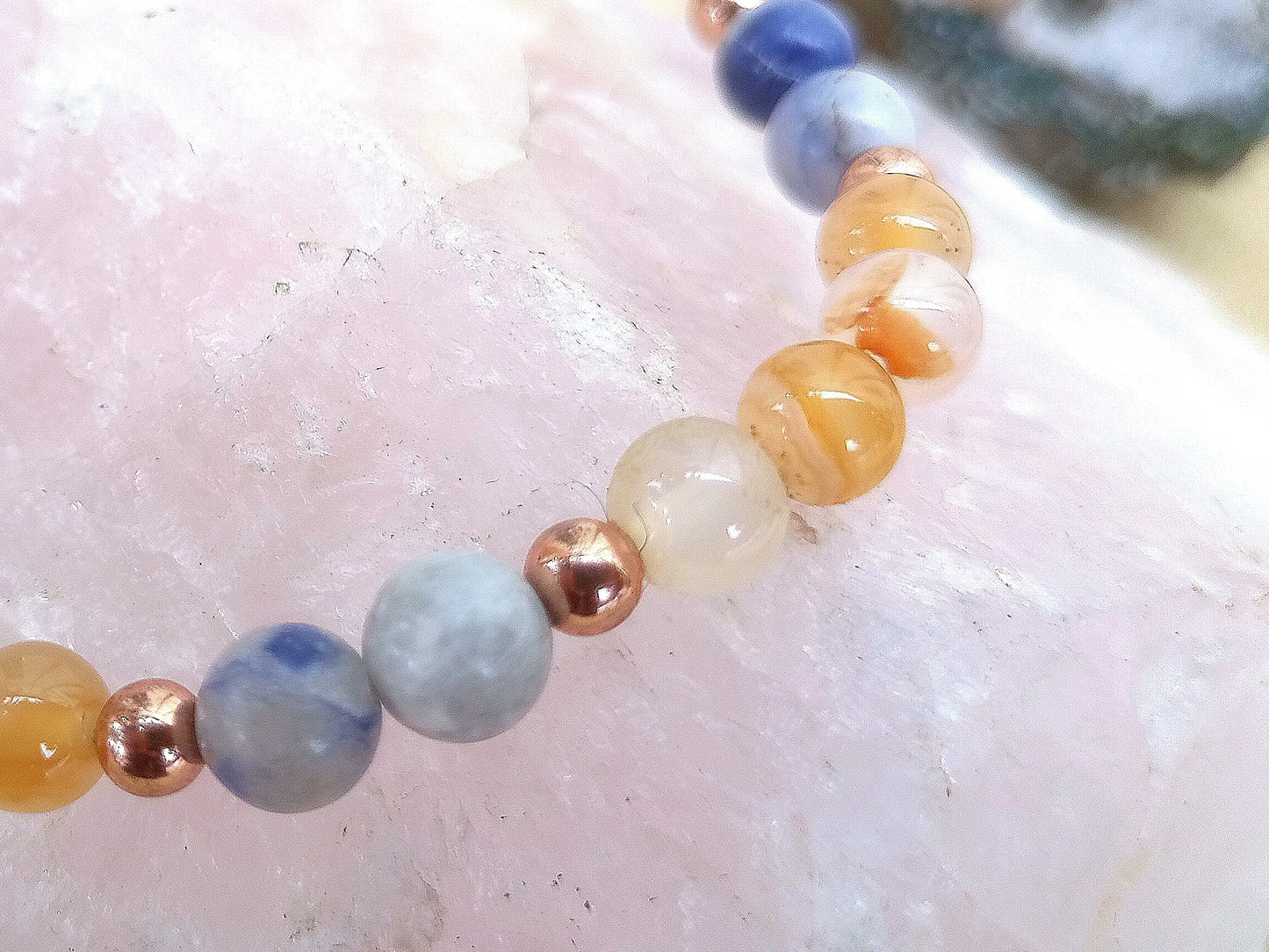 Bracciale perle 6mm corniola, sodalite, rame