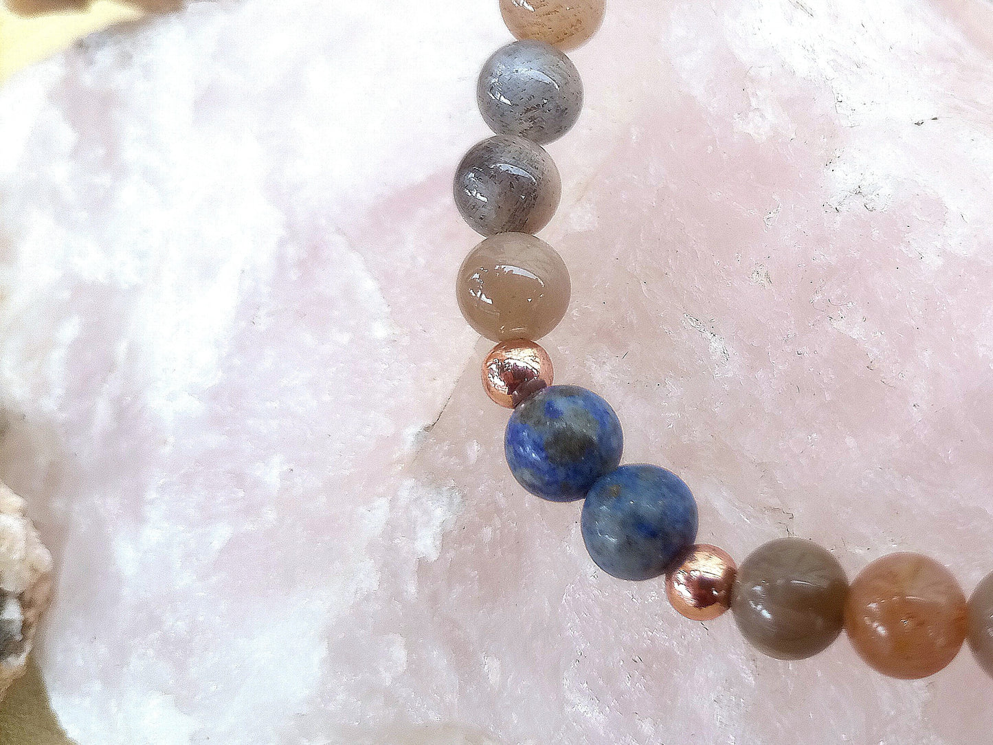 Bracciale perle 6mm lapislazzuli, pietra di luna nera, rame