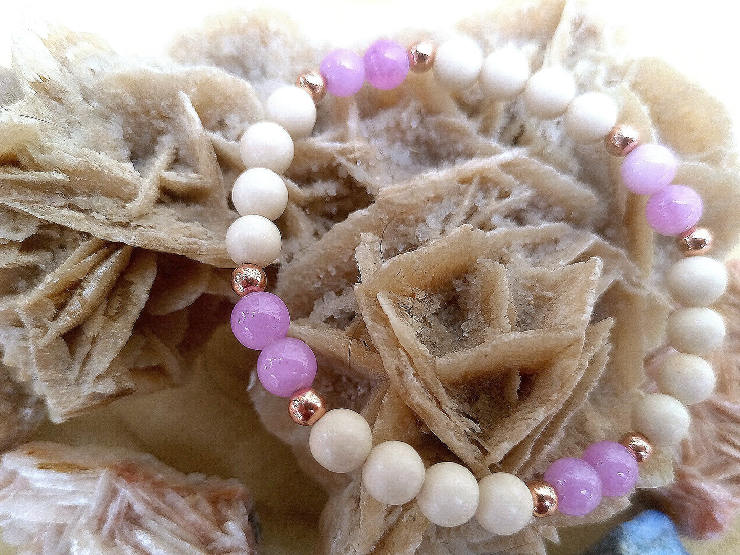 Bracciale perle 6mm kunzite, diaspro bianco, rame