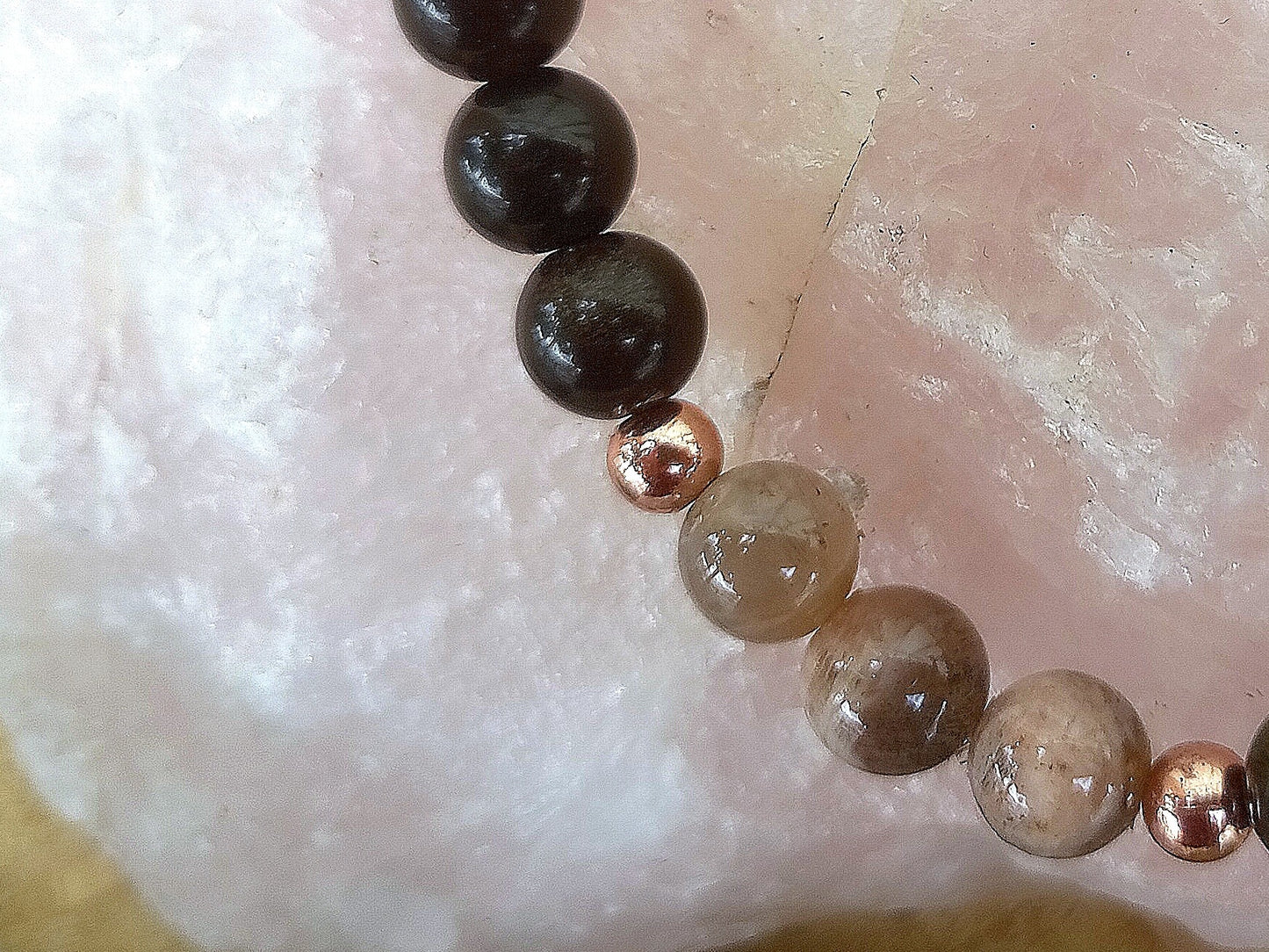 Bracciale perle 6mm pietra di luna nera, ossidiana dorata, rame