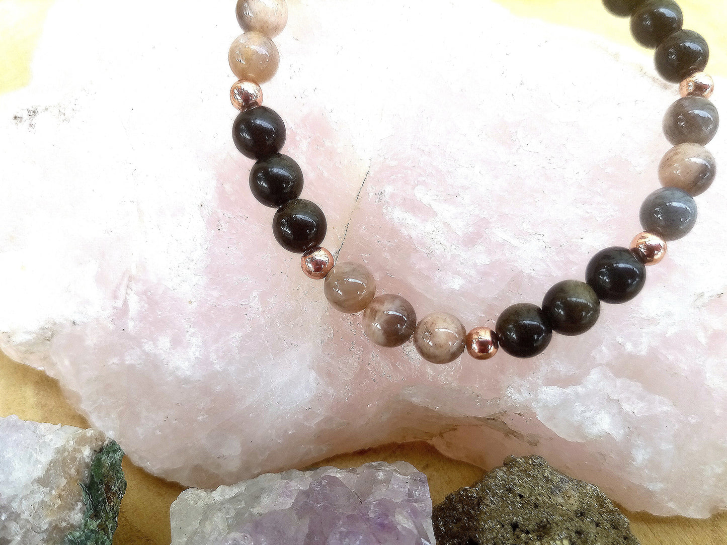 Bracciale perle 6mm pietra di luna nera, ossidiana dorata, rame