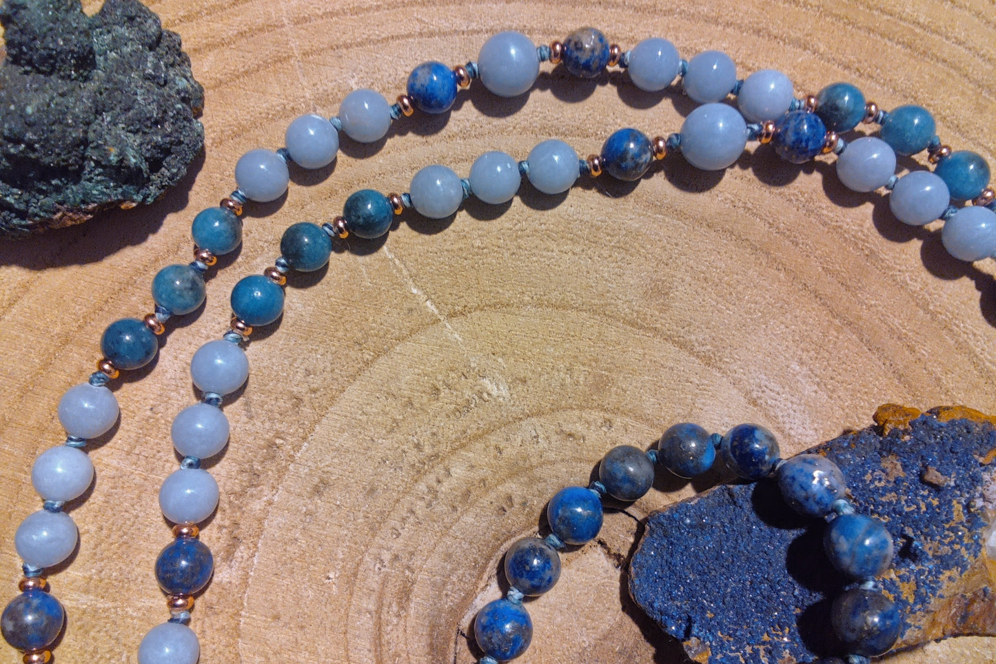 Mala per la pratica della meditazione in Apatite, Lapislazzuli, Angelite, Pietra Guru Lapislazzuli e Rame