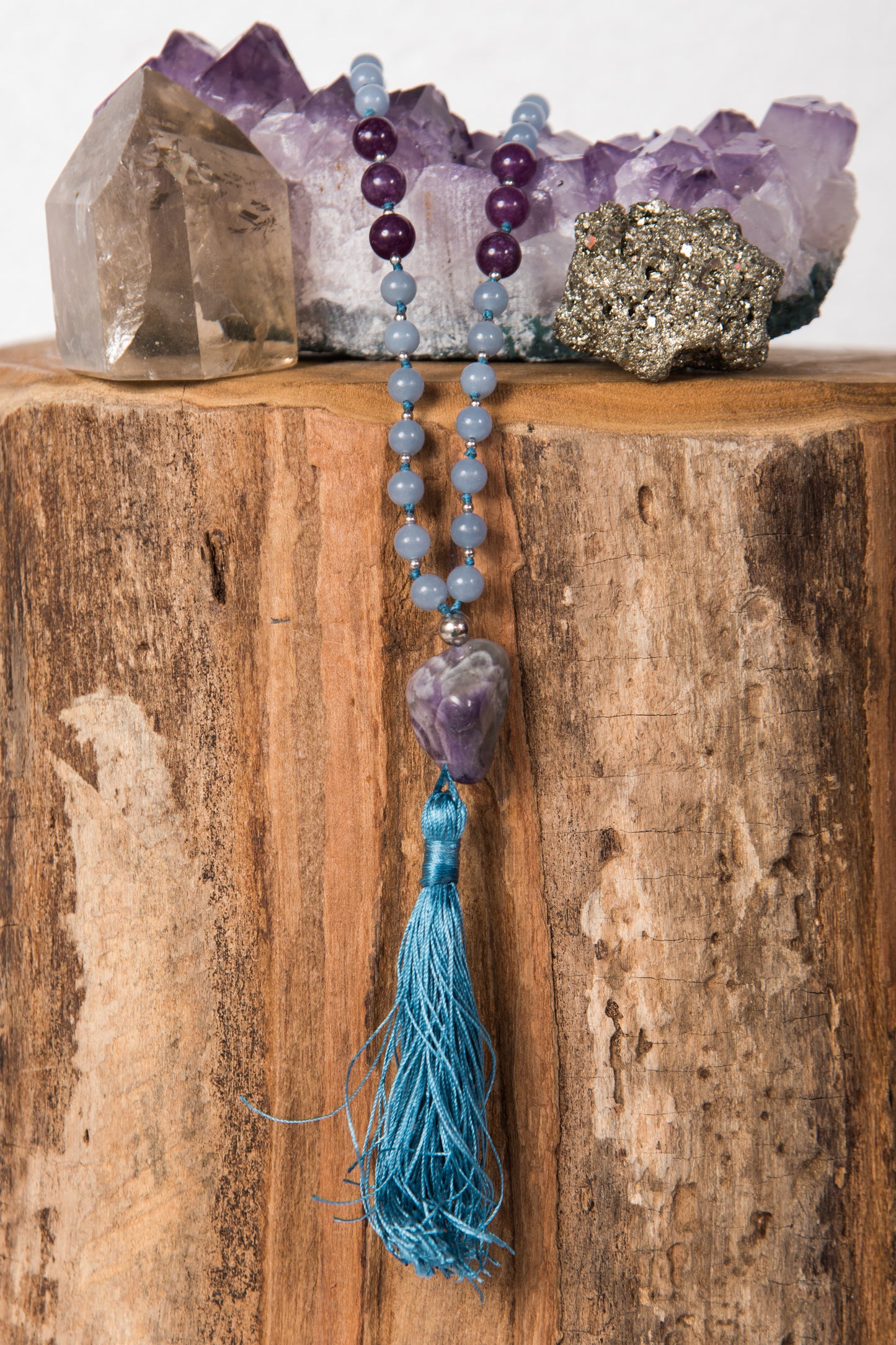 mala prezioso strumento per meditare tenendo conto dei Mantra durante la pratica. 108 pietre di ametista e angelite