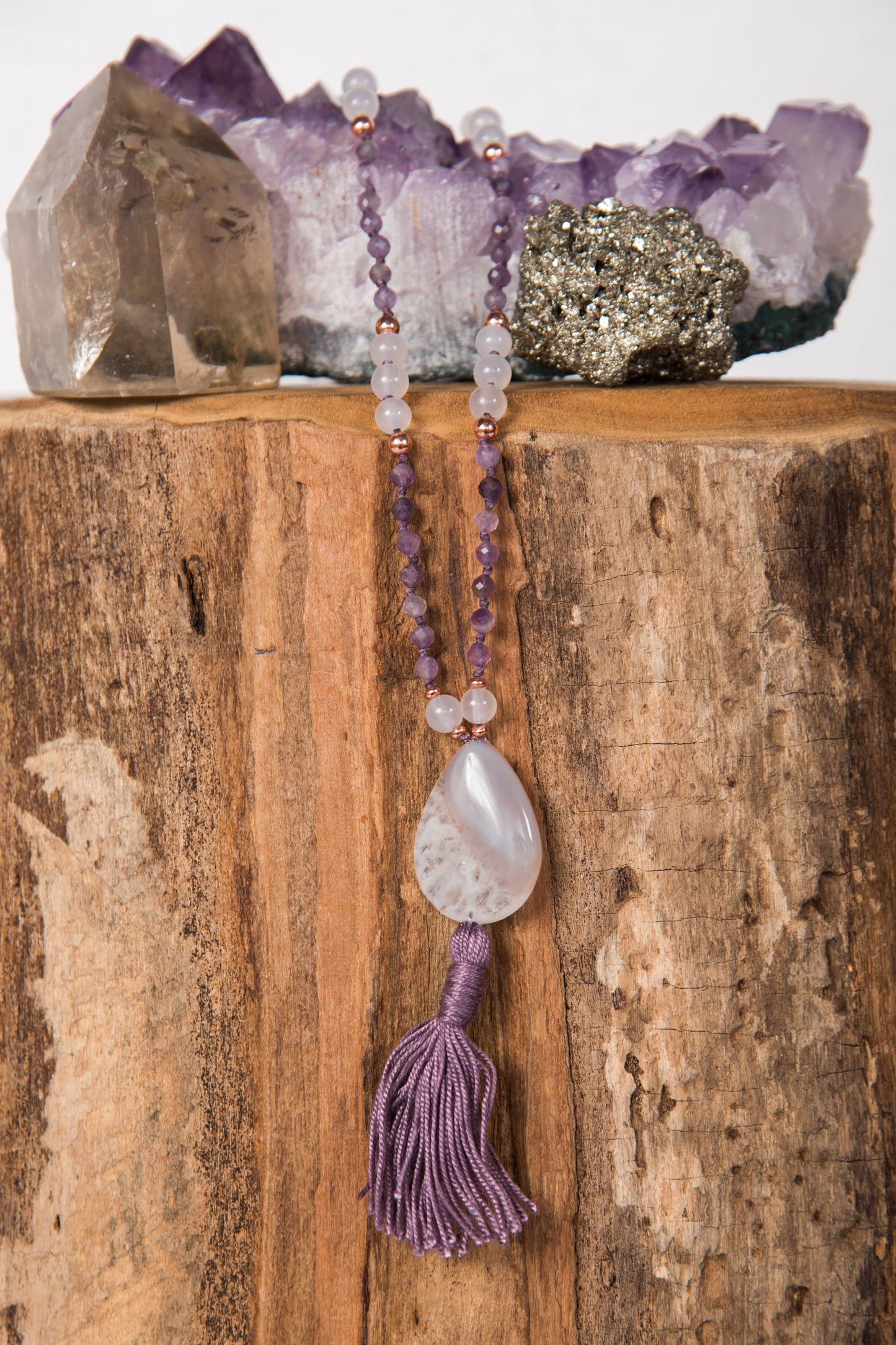 mala in ametista agata bianca e rame prezioso strumento per meditare tenendo conto dei Mantra durante la pratica