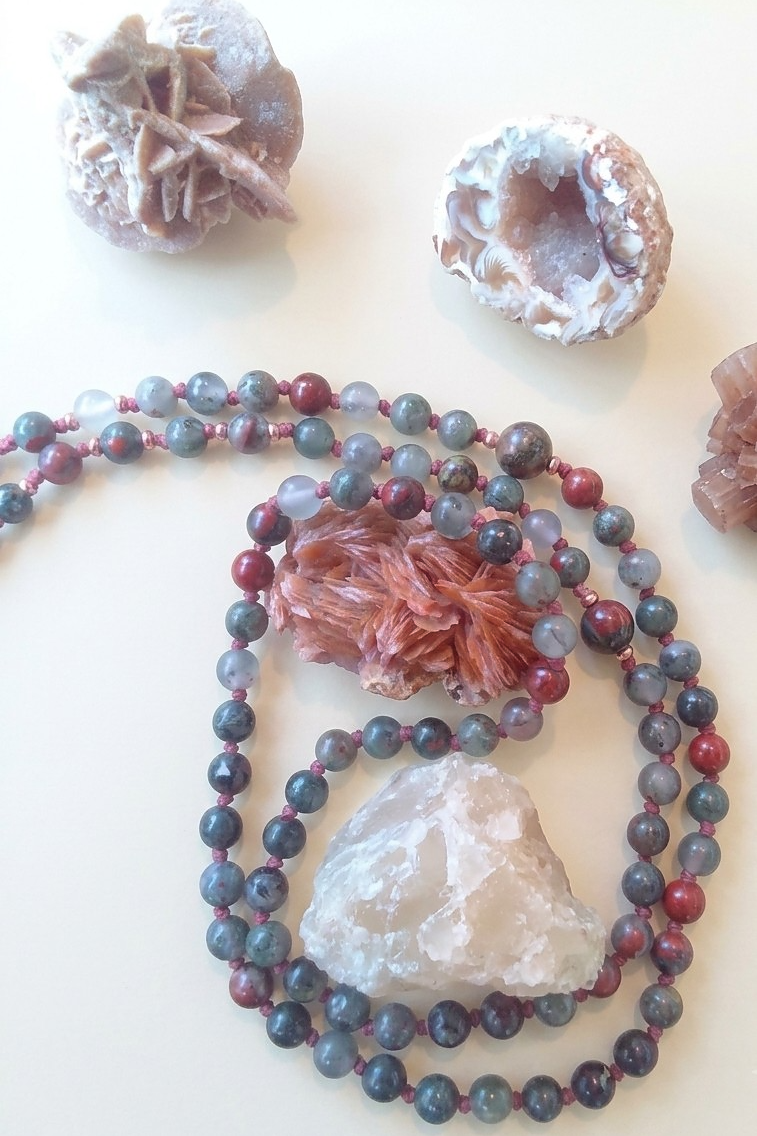 Mala fatta a mano con pietre dure naturali in Eliotropio, Pietra Guru Labradorite e Occhio di bue, Rame