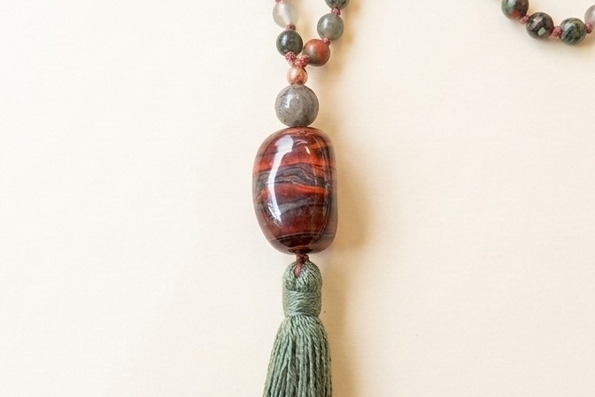 Mala fatta a mano con pietre dure naturali in Eliotropio, Pietra Guru Labradorite e Occhio di bue, Rame