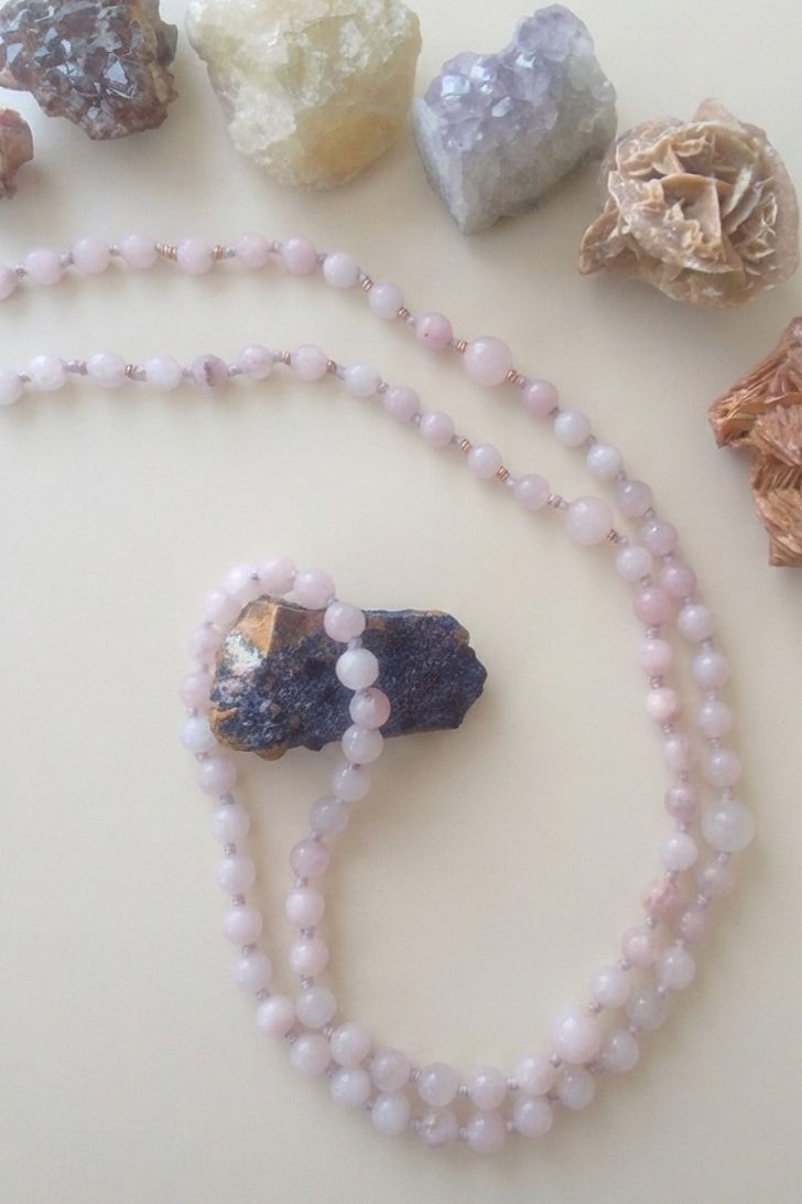 Mala fatta a mano con pietre dure naturali di Kunzite, Pietre Guru Ametista, Rame