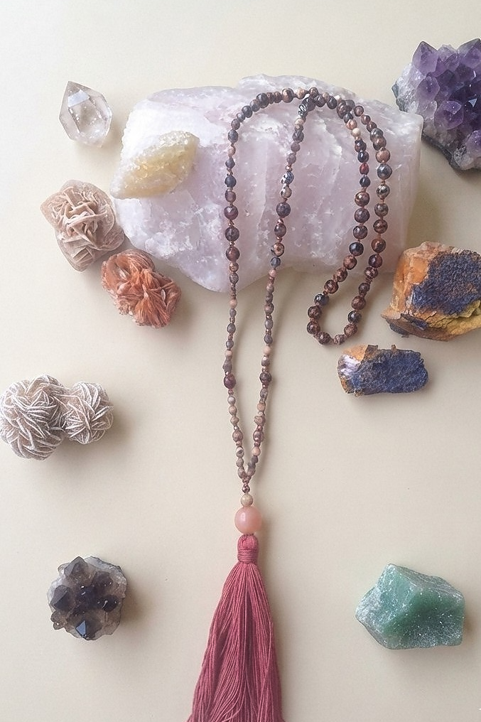 Mala da meditazione artigianale in Ossidiana Fiocco di Neve Rossa, Rodocrosite, Pietra Guru in Pietra di Luna e Rame – 108 perle