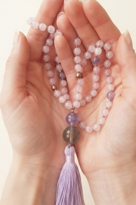 Mala da meditazione in Kunzite, Perla Guru in Ametista lavanda, Agata grigia e rame