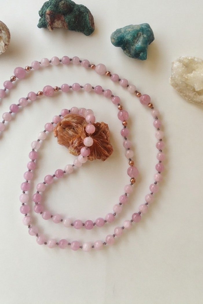 Mala da meditazione in Kunzite, Perla Guru in Ametista lavanda, Agata grigia e rame