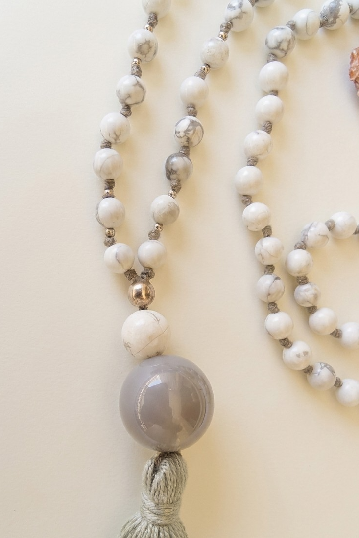 Mala da meditazione in Agata Grigia e Howlite con dettagli in Argento 925