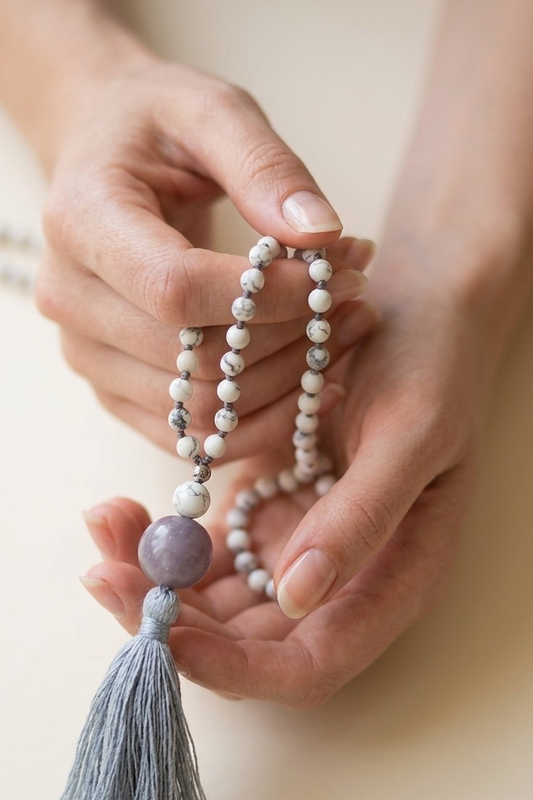 Mala da meditazione in Agata Grigia e Howlite con dettagli in Argento 925