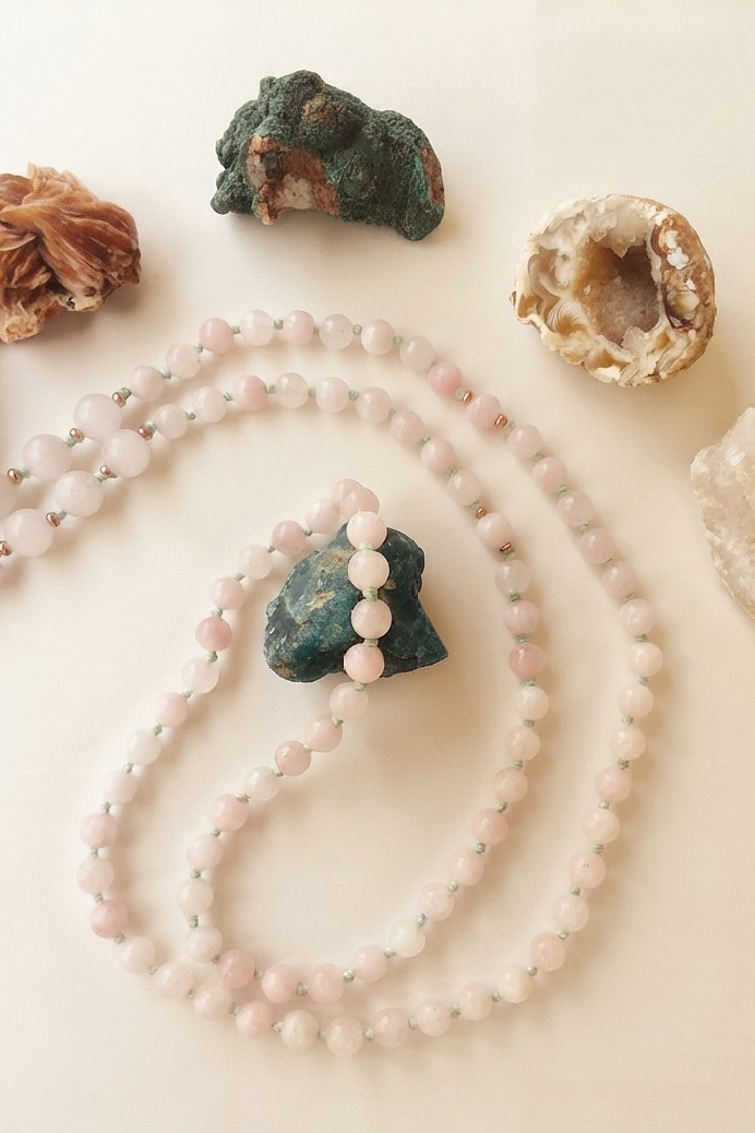 Mala collana con 108 perle di Kunzite, Pietra Guru Quarzo rosa e amazzonite, Rame