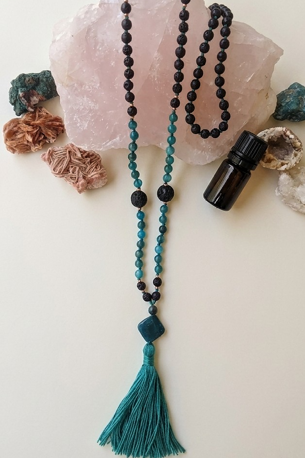 Mala da meditazione artigianale in Apatite e Pietra Lavica con Olio Essenziale – 108 perle