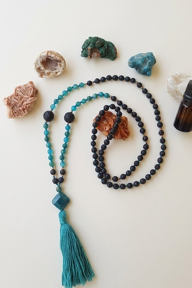Mala da meditazione artigianale in Apatite e Pietra Lavica con Olio Essenziale – 108 perle