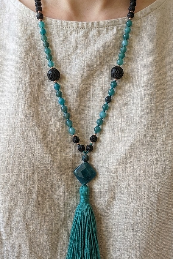 Mala da meditazione artigianale in Apatite e Pietra Lavica con Olio Essenziale – 108 perle