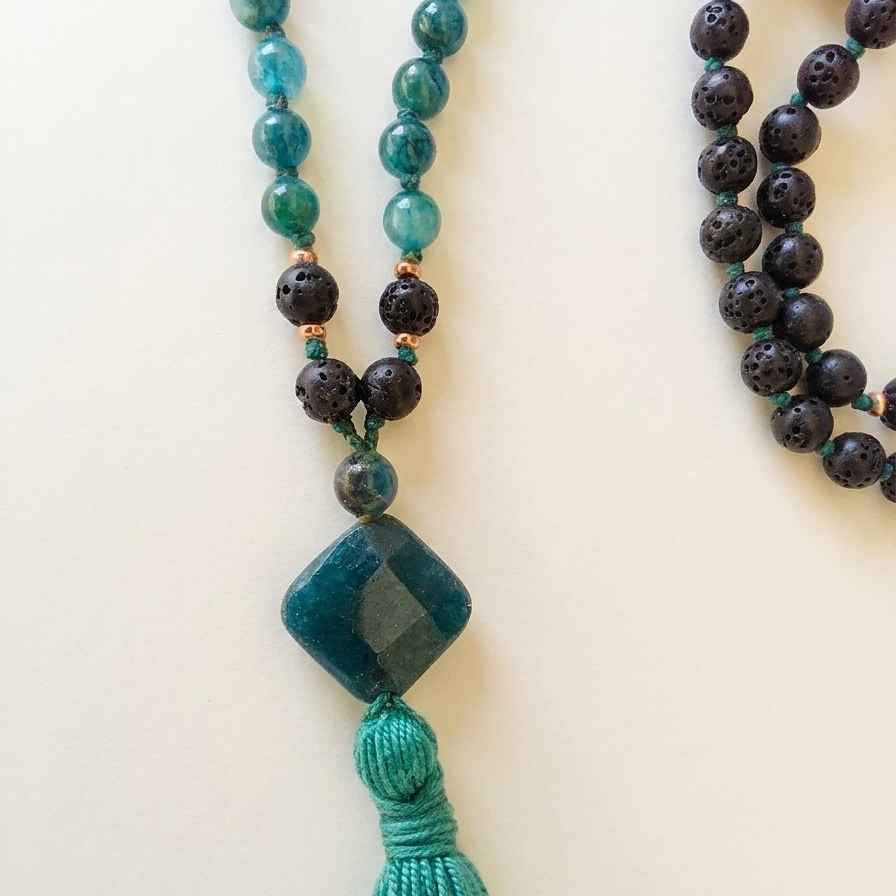 Mala da meditazione artigianale in Apatite e Pietra Lavica con Olio Essenziale – 108 perle