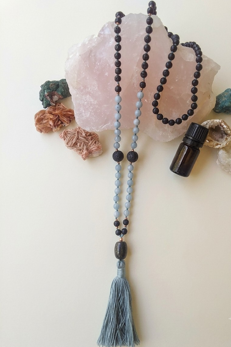 Mala da meditazione artigianale in Pietra Lavica e Angelite, Pietra Guru in Lapislazzuli con Olio Essenziale – 108 perle