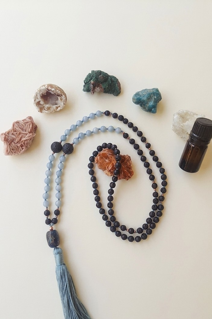 Mala da meditazione artigianale in Pietra Lavica e Angelite, Pietra Guru in Lapislazzuli con Olio Essenziale – 108 perle