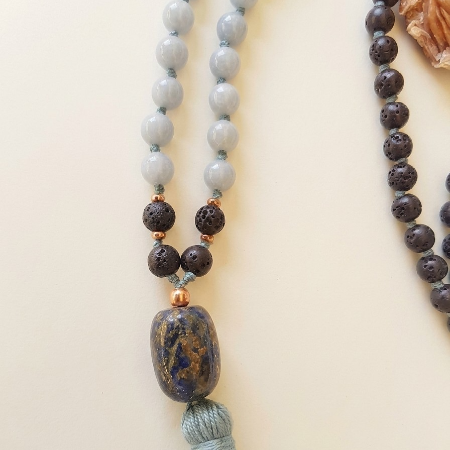 Mala da meditazione artigianale in Pietra Lavica e Angelite, Pietra Guru in Lapislazzuli con Olio Essenziale – 108 perle
