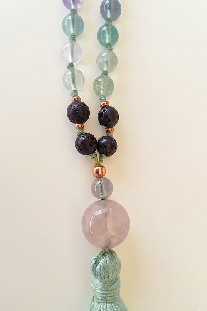 Mala da meditazione artigianale in Fluorite e Pietra Lavica, Pietra Guru in Ametista Lavanda con Olio Essenziale – 108 perle