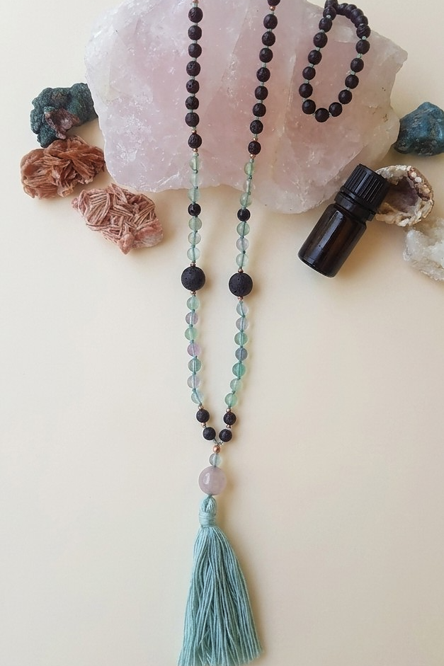 Mala da meditazione artigianale in Fluorite e Pietra Lavica, Pietra Guru in Ametista Lavanda con Olio Essenziale – 108 perle