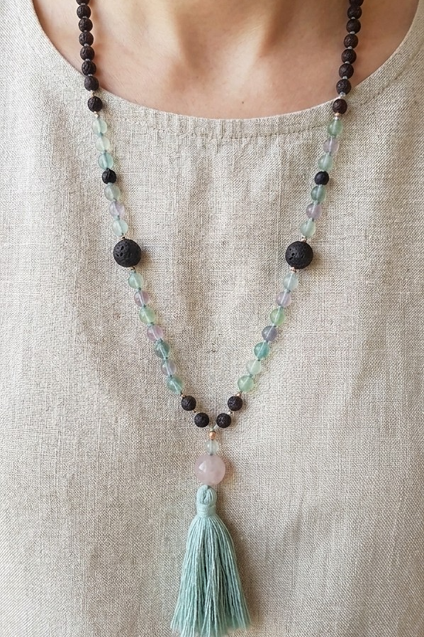 Mala da meditazione artigianale in Fluorite e Pietra Lavica, Pietra Guru in Ametista Lavanda con Olio Essenziale – 108 perle
