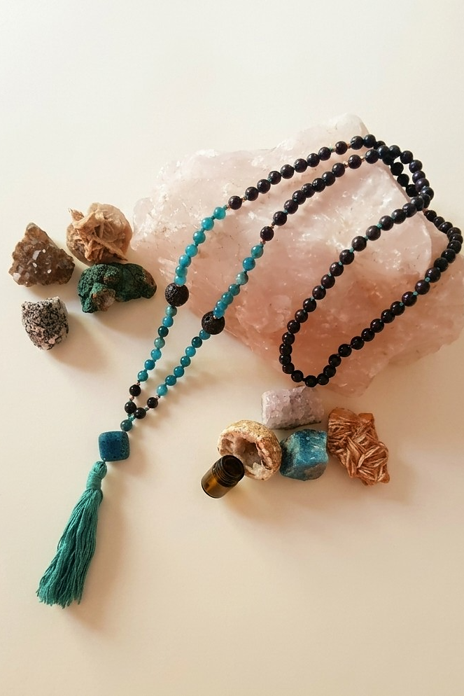 Mala da meditazione artigianale in Apatite e Pietra Lavica con Olio Essenziale – 108 perle