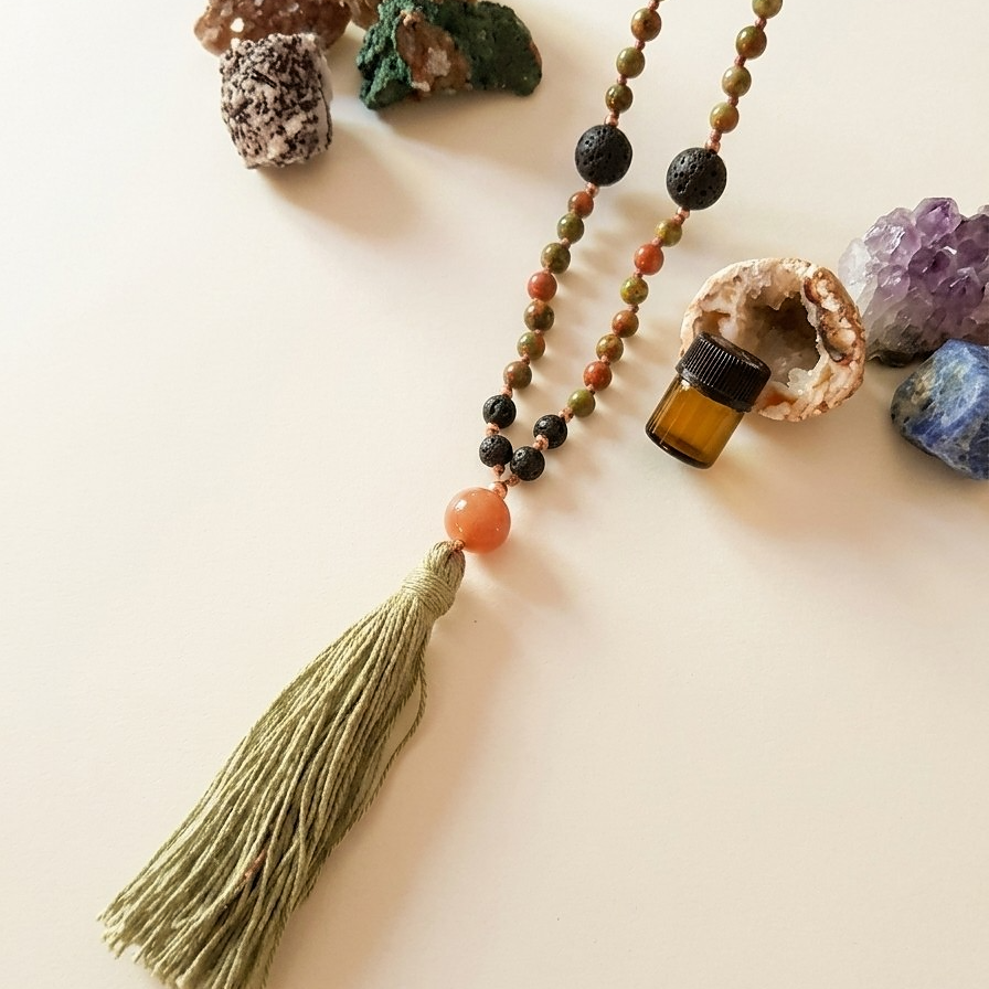 Mala da meditazione artigianale in Pietra Lavica, Rodonite e Unakite, Pietra Guru in Pietra di Luna Pesca con Olio Essenziale – 108 perle